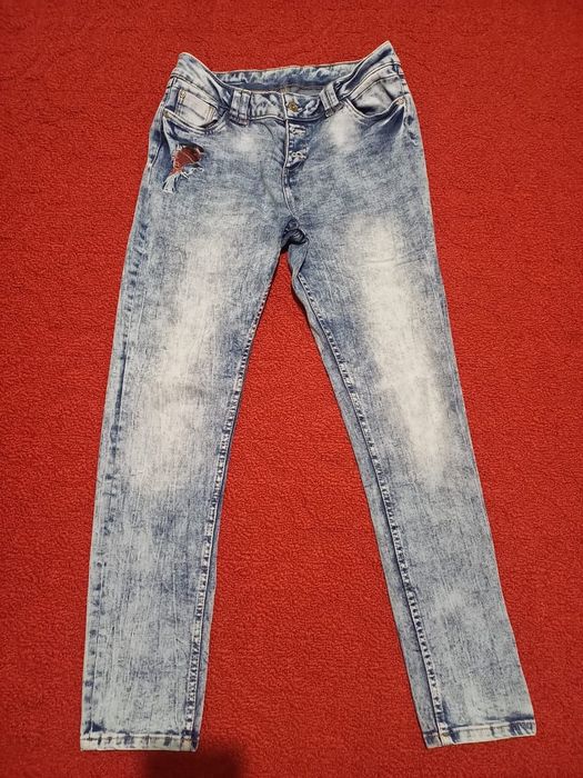 Продаются джинсы.