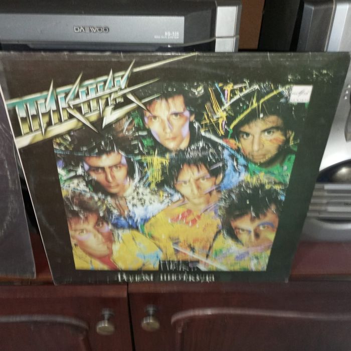 Виниловые диски и проигрыватель мелодия 103