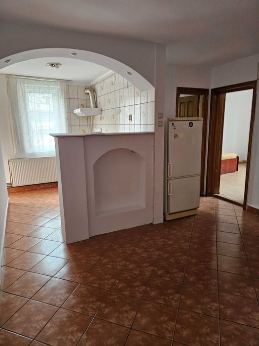 Ofer spre închiriere appartament decomandat 3 camere