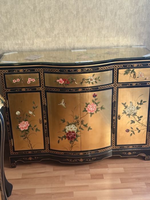 Комод китайский, украшенный золотом