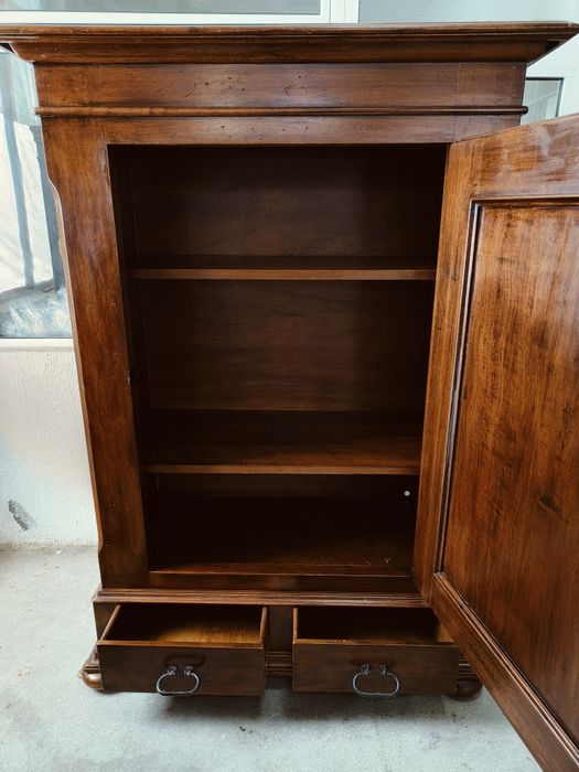 Дъбов гардероб с две чекмеджета