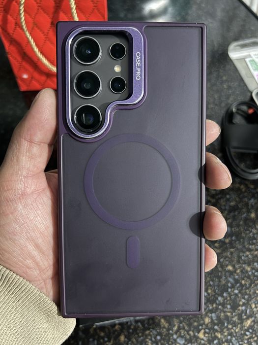 Samsung Galaxy S24Ultra deyarli yanggi holatda ideal turibdi