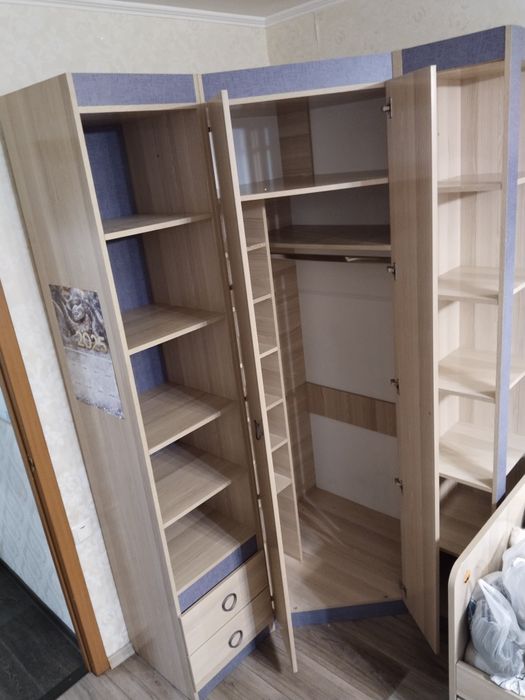 Угловой шкаф+детская кровать