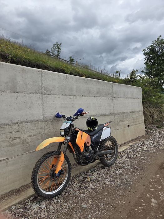 Se vinde ktm 250 în 4 t la pachet cu o aprilia tuareg de 50 !!