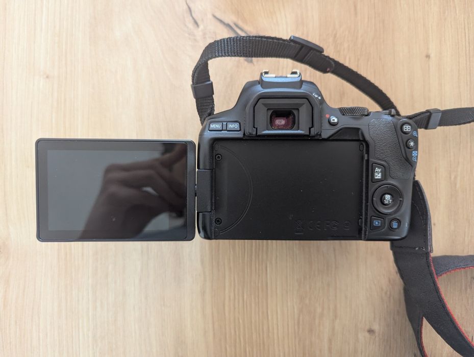 Фотоапарат Canon EOS 250D EF-S 18-55 IS STM Kit |  3050 кадъра