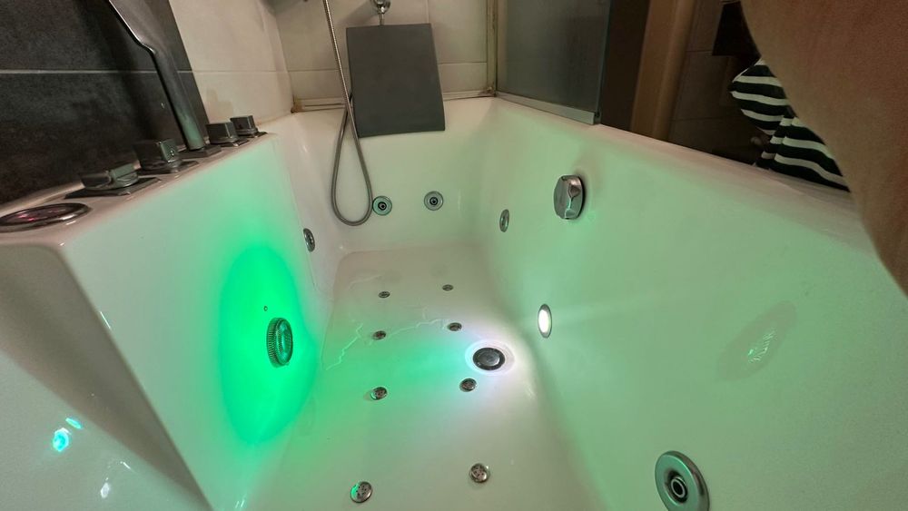 Продавам акрилна хидромасажна вана 170/74 см с престилка и ст. параван