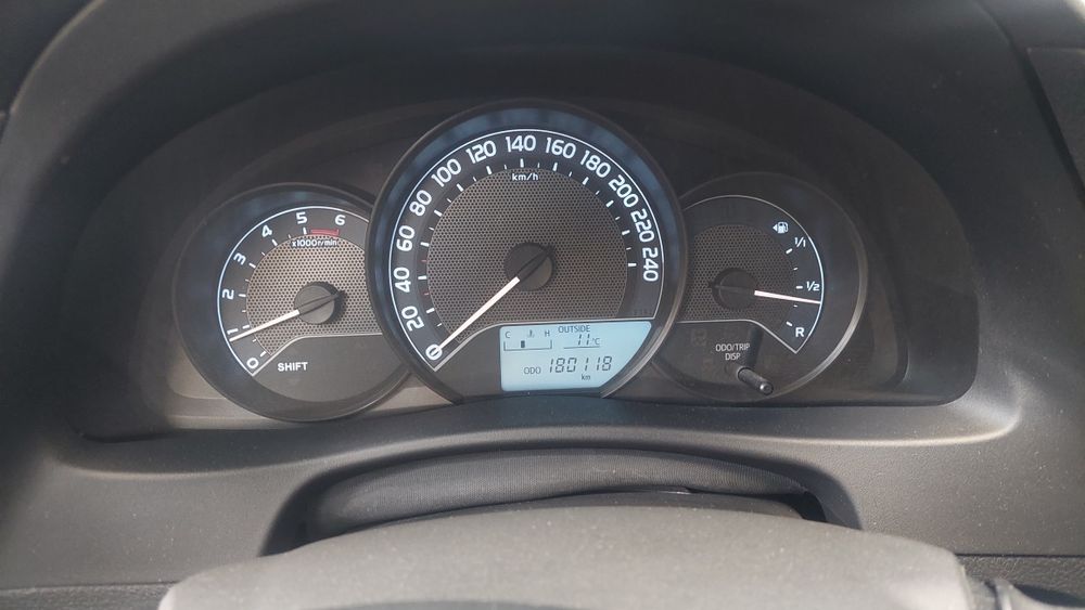 Продавам Тойота Аурис 1.4 d4d