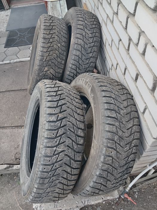 Продам зимнии б/у шины с шипами