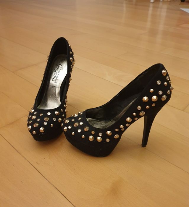 Pantofi negri cu toc inalt si tinte aurii