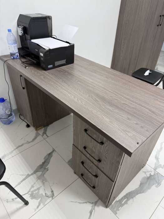 Продам шкаф и стол