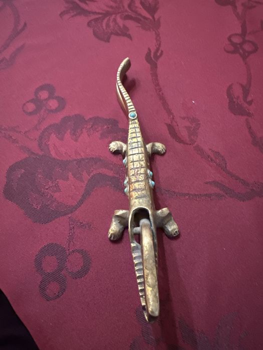 Spărgător de nuci din bronz – formă de crocodil, stil Walter Bosse