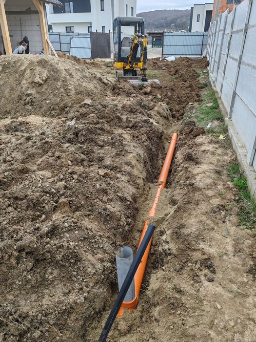 Inchiriez miniexcavator cu operator pentru diferite activități picon