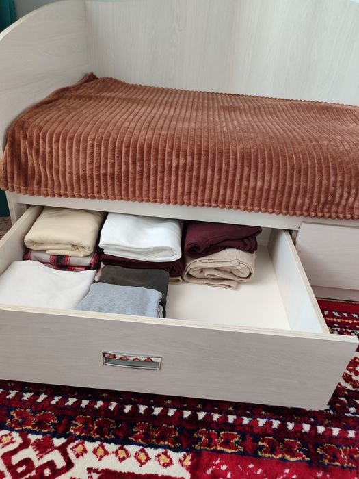 Продам кровать с матрасом.Срочно.