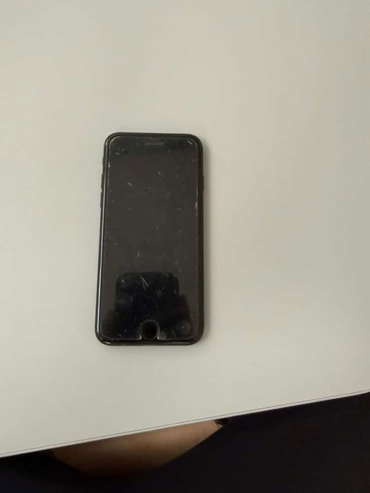 Продавам iphone Se