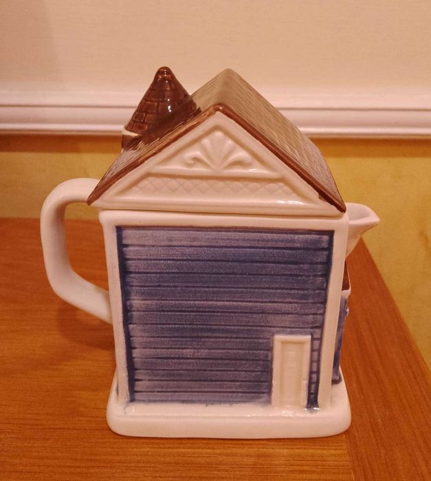 Два порцеланови чайника "Каляска" и "Къща"