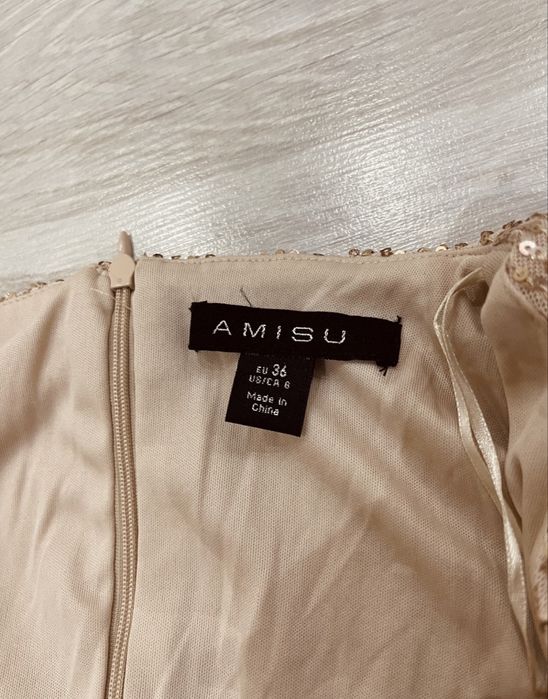 Къса рокля с пайети и подплънки на раменете