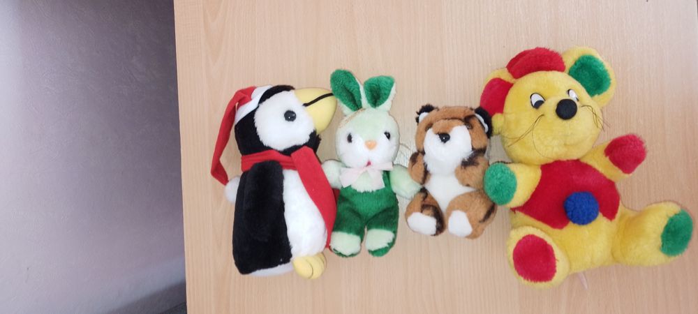 Плюшени играчки, пясъчен часовник, порцеланови гипсови фигурки, чаши