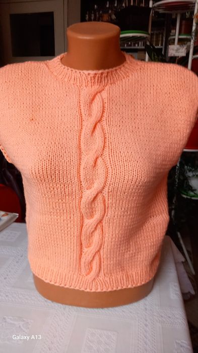 Предлагам красиви ръчно плетени дамски блузи и пуловер