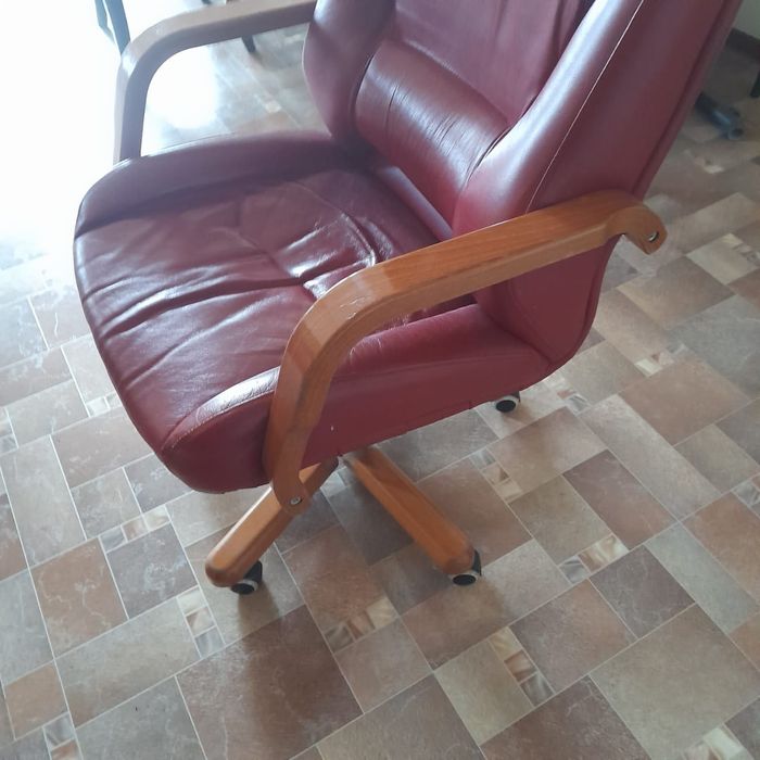 Кресло кожаное красное