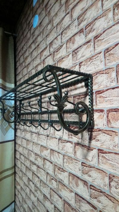 Продаётся напольная Вешалка ,качество отличное ,покрашено под старину