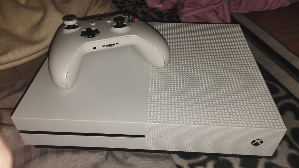 Xbox one s 2017 год с 1 джойстиком продам за 100к или обменяю на пс4