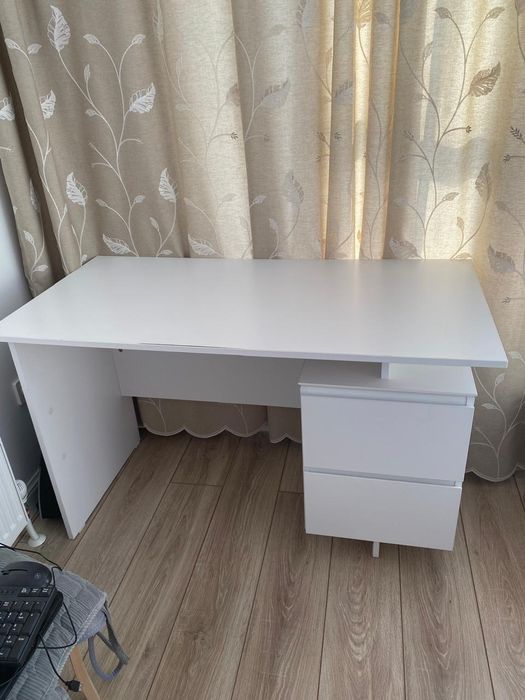 Крепкий стол с выдвижными ящиками.