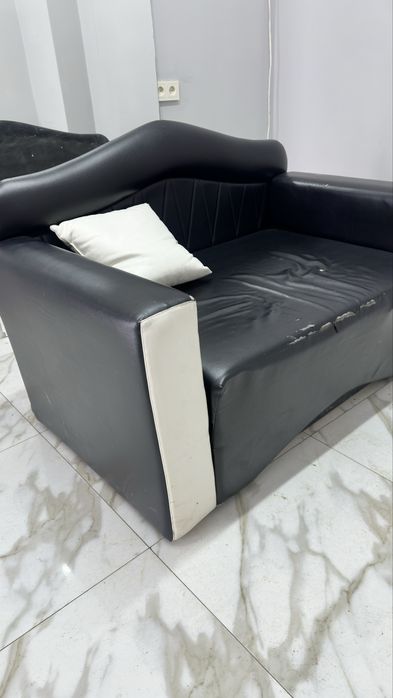 Продаётся кожаный диван!