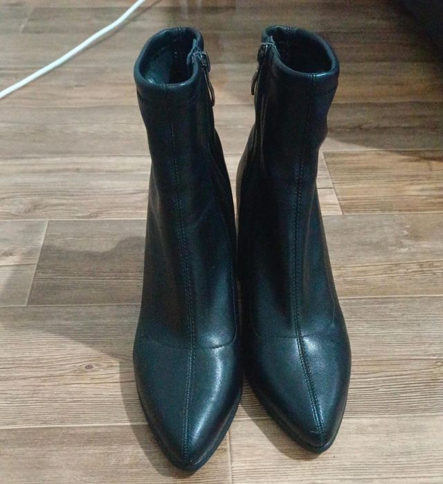 Продам женские ботинки