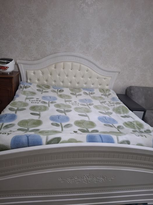 Кровать двухместная и комод