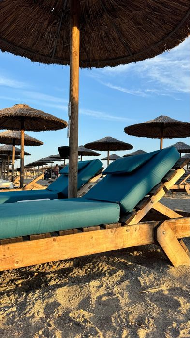 Vand saltele ptr sezlonguri, sezlonguri din lemn si umbrela din stuf