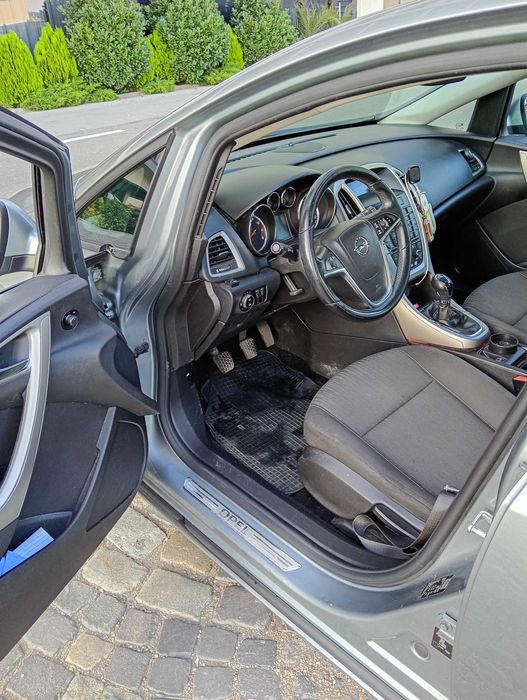 Vând Opel Astra j 1,4 benzină cu GPL