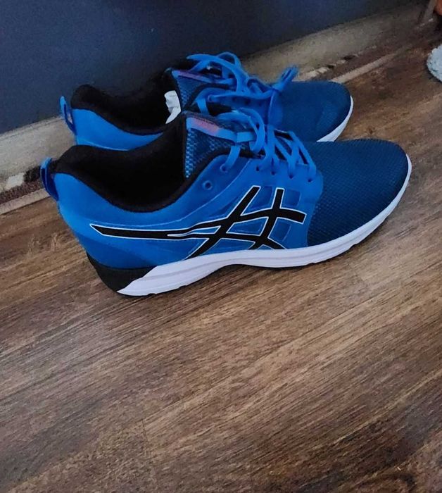Продавам 3 чифта  Asics  Tiger Gel чисто нови.