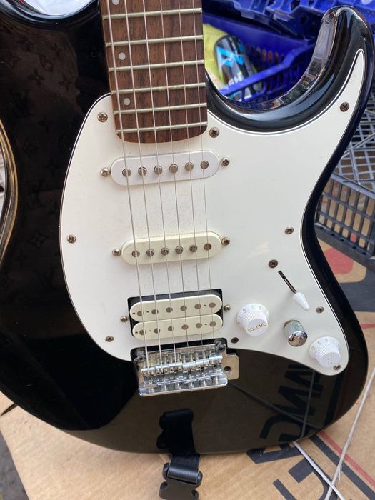 Gitara va skripka sotiladi