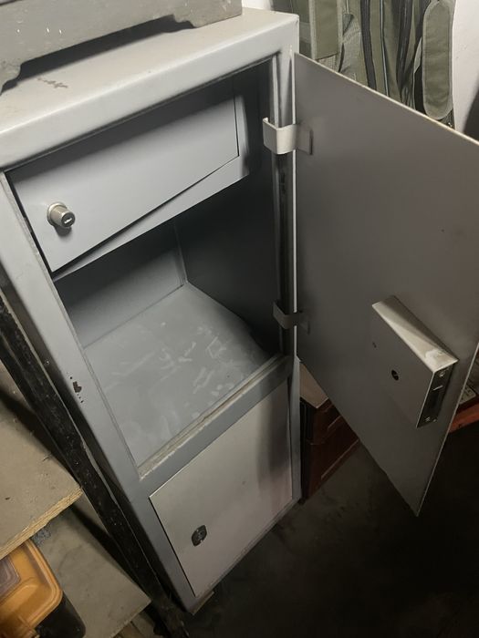 Металлический шкаф (сейф)