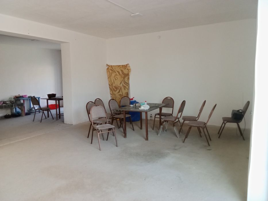 1-maktab oldida Magazin sotiladi