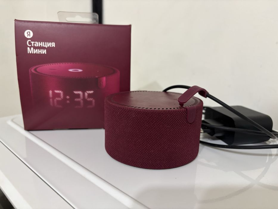 Умная колонка Яндекс Станция Мини с часами YNDX-00020 красный