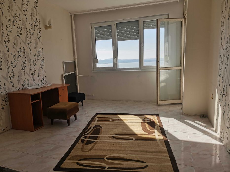 Дава се под наем Двустаен апартамент в Бургас, Славейков - 60 кв.м за 204 € - Снимка #1