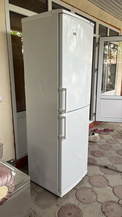 Холодильник в отлчином состояние