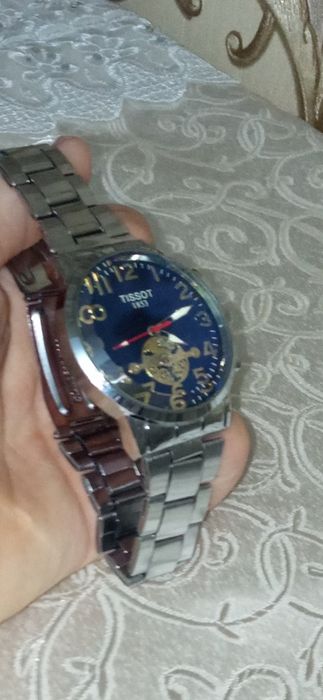 Часы Tissot, работает с батарейкой,удобно и стильно