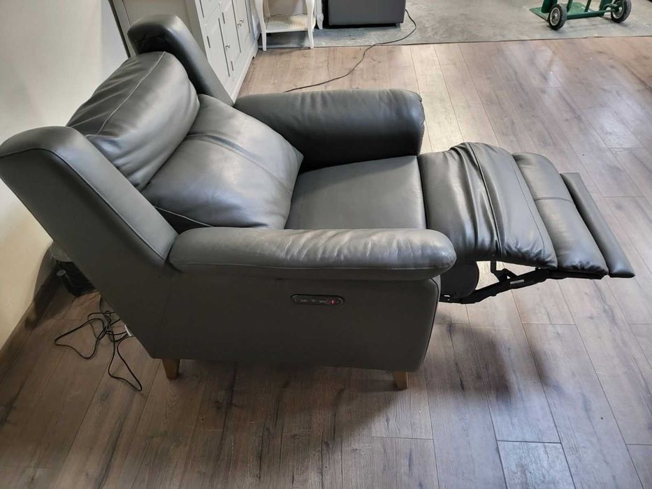 Тъмно сив кожен фотьойл La-z-boy с електрически релаксиращ механизъм