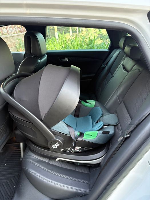 Kinderkraft кошче за кола + база