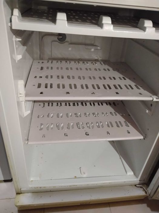 Хладилник с фризер Indesit