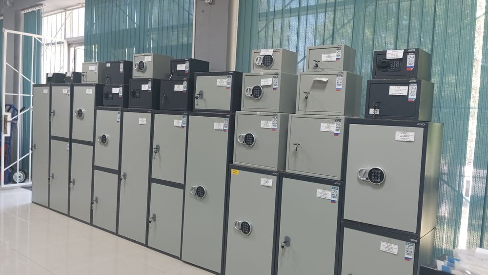 Сейф , шкаф металлический , картотеки , стеллажи металлические