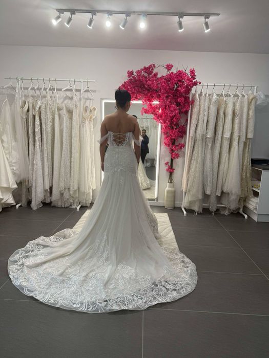 Vand rochie de mireasa cu trena model mila nova