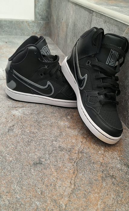 Adidași Nike noi fără eticheta