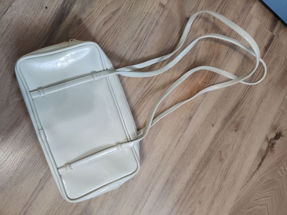 Дамска чанта с две дълги тънки дръжки И чанта-плик в черно