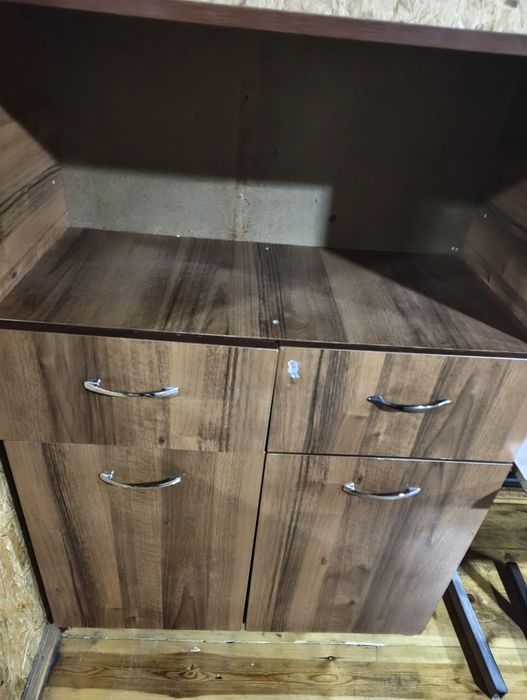 Средние тумбочки и парта