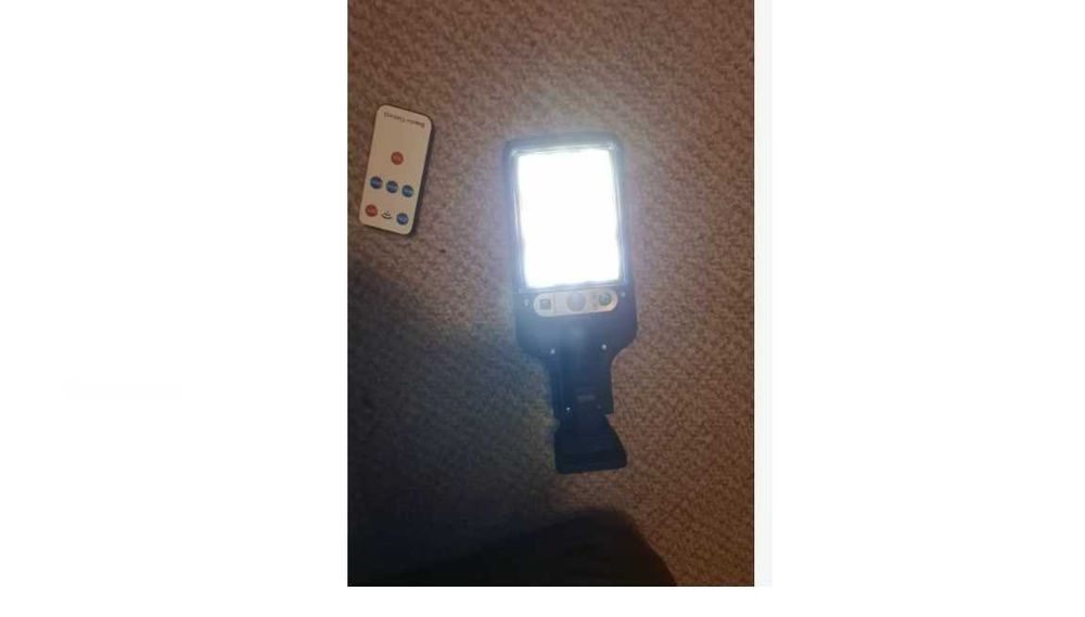 Lampă solară cu senzor de mișcare