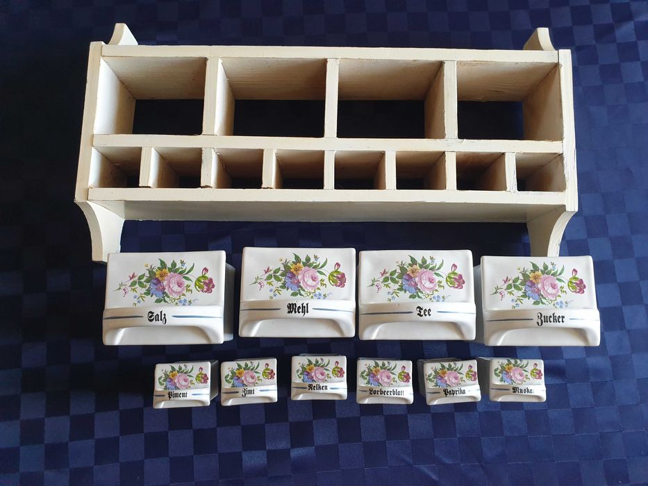 Шкафче за подправки с порцеланови чекмеджета и съдове за терин