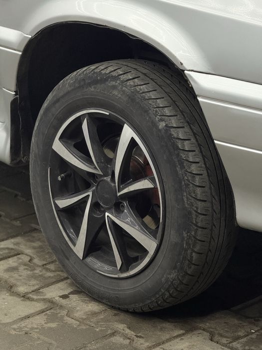 Продам летний комплект резины с титанкой